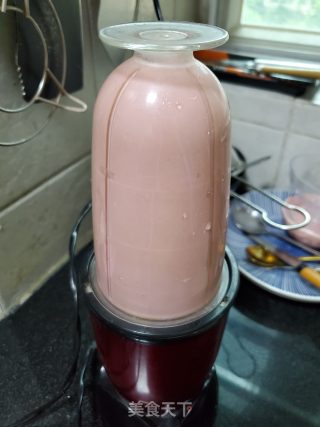草莓香蕉奶昔的做法步骤：6