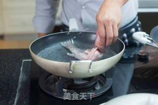 鲈鱼清蒸怎么做，蒸多久的做法步骤：3