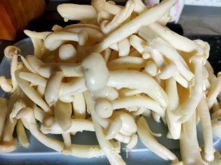 木耳肉片炒白玉菇的做法步骤：2