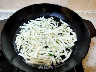 木耳肉片炒白玉菇的做法步骤：3
