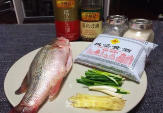 清蒸鲈鱼怎么做，海鲈鱼清蒸做法的做法步骤：1