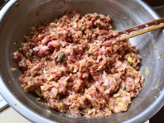 酸菜猪肉水饺的做法步骤：2