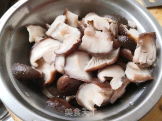 鸡肉香菇的做法步骤：1