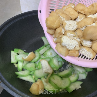 豆泡炒丝瓜的做法步骤：5