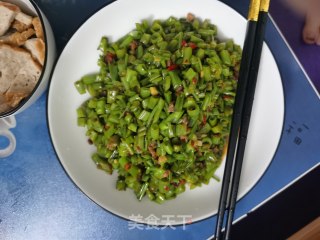 香肠炒空心菜杆的做法步骤：5