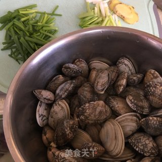 香葱炒花蛤的做法步骤：1