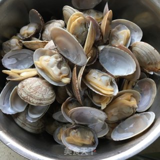 香葱炒花蛤的做法步骤：2