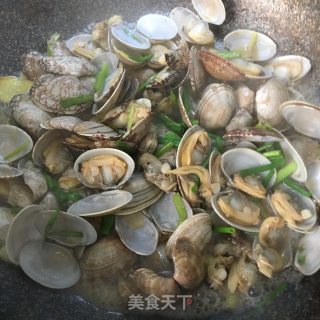 香葱炒花蛤的做法步骤：5