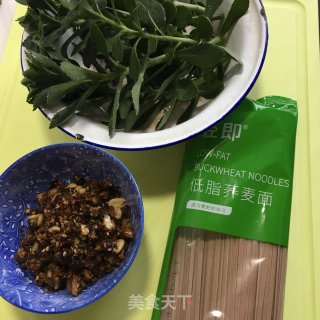 香菇花生肉酱拌荞麦面的做法步骤：1