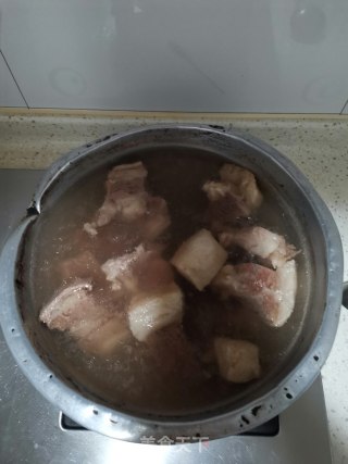 白萝卜牛肉汤的做法步骤：2