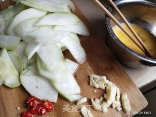 蒲瓜炒鸡蛋的做法步骤：2