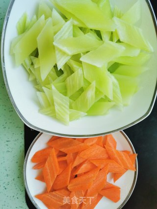 清炒莴笋的做法步骤：1