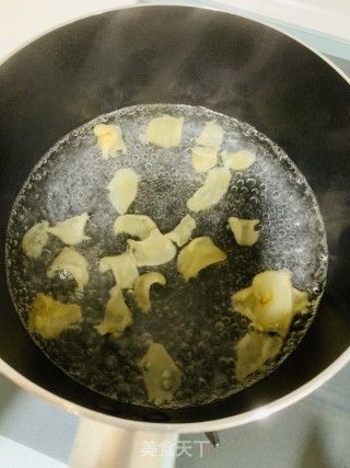 牛奶炖花胶的做法步骤：1