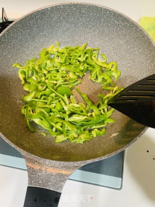 皱皮椒炒肉丝的做法步骤：2