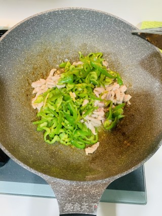 皱皮椒炒肉丝的做法步骤：6