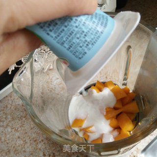 冰镇芒果汁的做法步骤：4