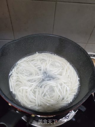 鲜虾榨菜汤面的做法步骤：2