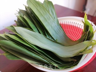红豆碱粽 粽子的包法 如何包粽子 碱粽的做法步骤：4