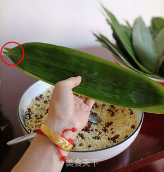 红豆碱粽 粽子的包法 如何包粽子 碱粽的做法步骤：5