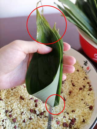 红豆碱粽 粽子的包法 如何包粽子 碱粽的做法步骤：7