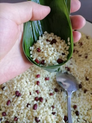 红豆碱粽 粽子的包法 如何包粽子 碱粽的做法步骤：8