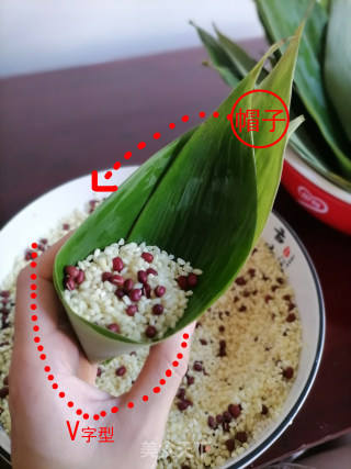 红豆碱粽 粽子的包法 如何包粽子 碱粽的做法步骤：9