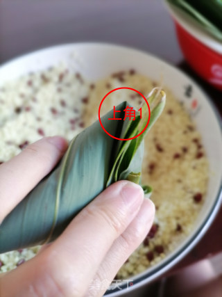 红豆碱粽 粽子的包法 如何包粽子 碱粽的做法步骤：11