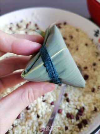 红豆碱粽 粽子的包法 如何包粽子 碱粽的做法步骤：16