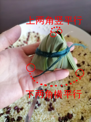 红豆碱粽 粽子的包法 如何包粽子 碱粽的做法步骤：17