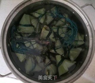 红豆碱粽 粽子的包法 如何包粽子 碱粽的做法步骤：20