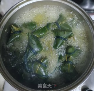 红豆碱粽 粽子的包法 如何包粽子 碱粽的做法步骤：21