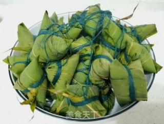 红豆碱粽 粽子的包法 如何包粽子 碱粽的做法步骤：22