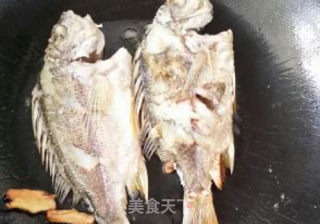月子鱼黄翅鱼煮汤大法的做法步骤：2