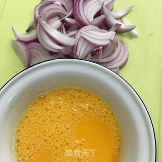紫洋葱炒鸡蛋的做法步骤：2
