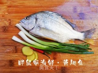 柠檬黄翅鱼清蒸做法的做法步骤：1