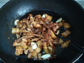 五花肉烧盐辣椒的做法步骤：7