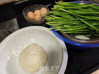 韭菜盒子的做法步骤：1