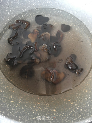 黄瓜拌木耳的做法步骤：1