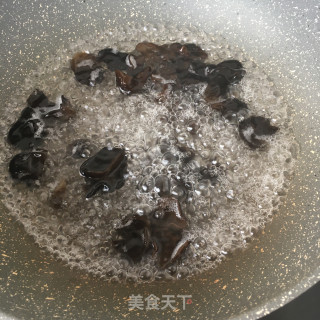 黄瓜拌木耳的做法步骤：2