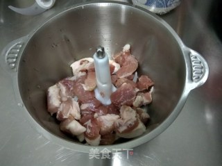 猪肉茼蒿馅饺子的做法步骤：1