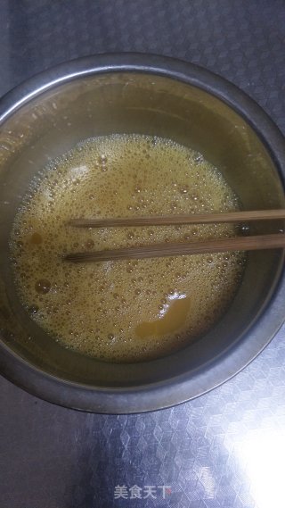 芹菜炒鸡蛋的做法步骤：1