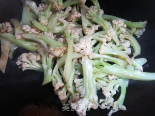 孜然花菜炒肉的做法步骤：2