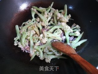 孜然花菜炒肉的做法步骤：5