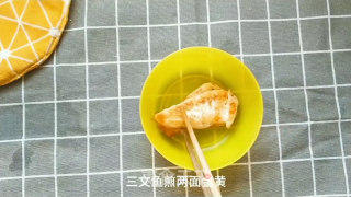 学会这招，3秒搞定饭渣宝宝！宝宝辅食食谱：三文鱼蔬菜饭团的做法步骤：1