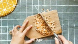 学会这招，3秒搞定饭渣宝宝！宝宝辅食食谱：三文鱼蔬菜饭团的做法步骤：2