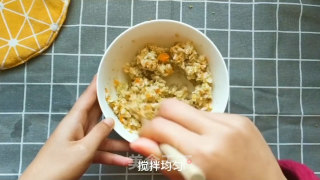 学会这招，3秒搞定饭渣宝宝！宝宝辅食食谱：三文鱼蔬菜饭团的做法步骤：5