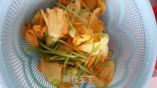 南瓜花煮河粉的做法步骤：1