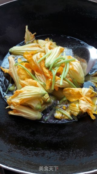 南瓜花煮河粉的做法步骤：6