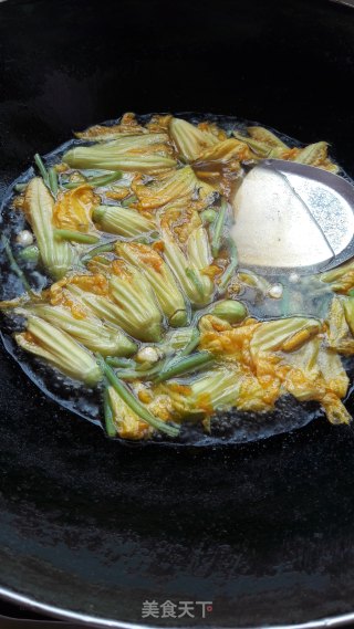 南瓜花煮河粉的做法步骤：7
