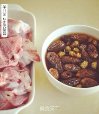 羊肚菌石槲猪骨汤的做法步骤：1